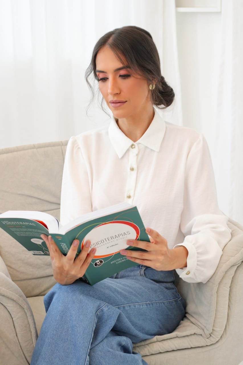 Josiana Dutra lendo, em um momento de estudo